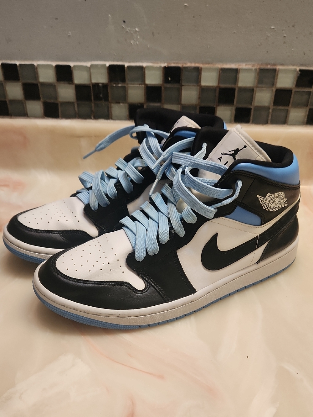 Jordan 1 Mid - White / Black / Light Blue